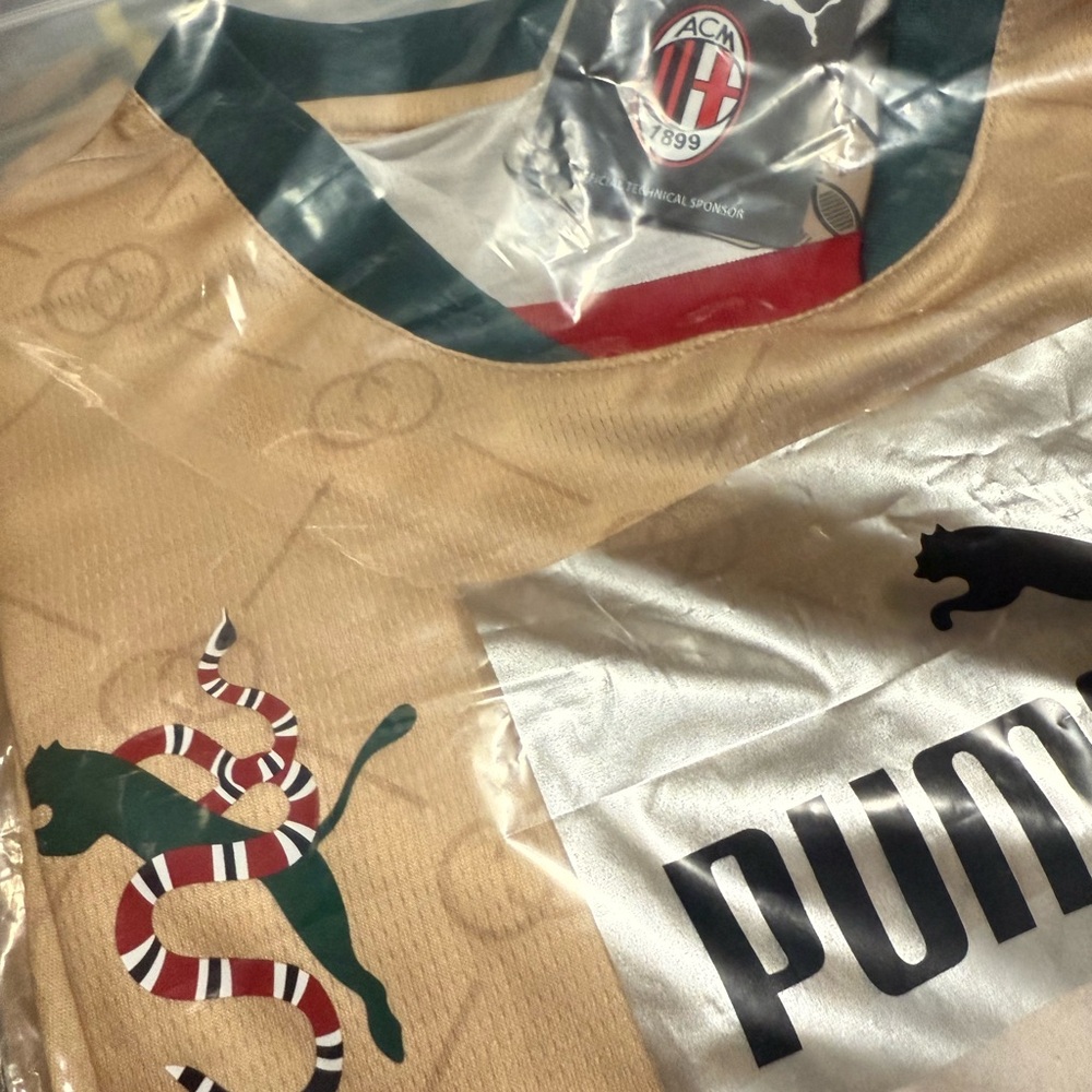 AC MILAN x GUCCI PUMA soccer jersey size L XL